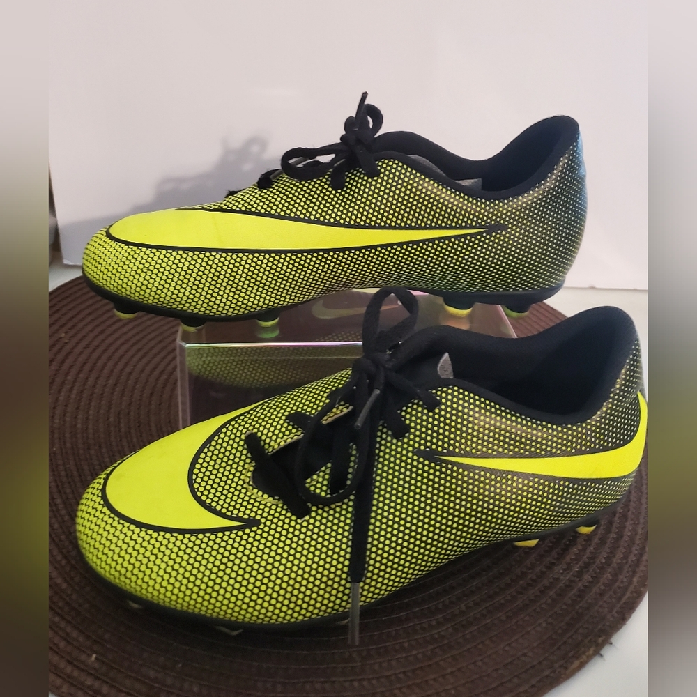 Nike Kids Shoes in Black and Yellow - Picture 5 of 7